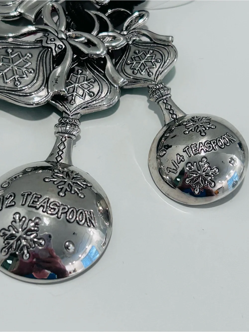 Ganz Measuring Spoon Set 4 Piece Snowflakes Christmas Ornaments Red Green